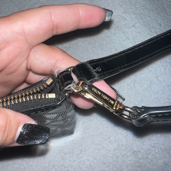 Michael kors wristlet - Picture 6 of 6